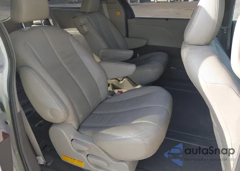 2011 Toyota Sienna Xle V6 z USA, uszkodzony, nr VIN 5TDYK3DC3BS074645